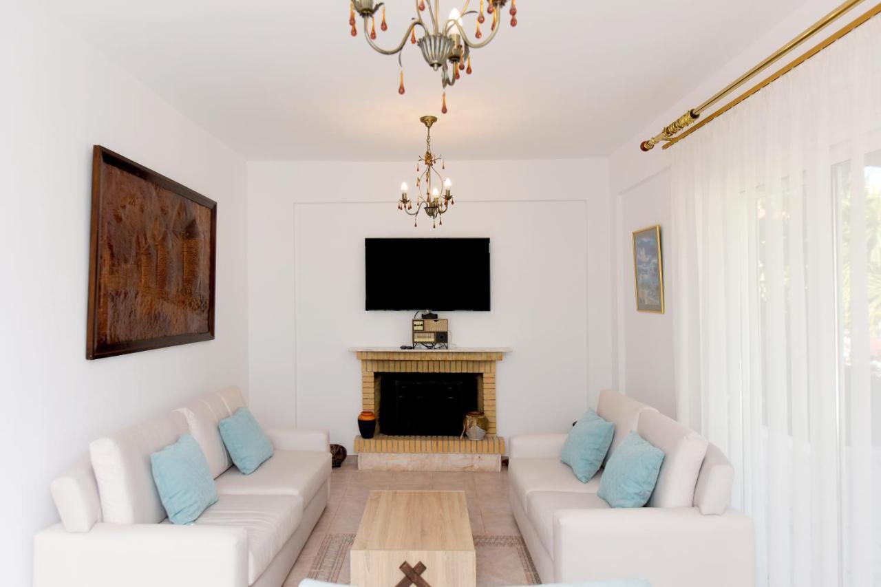 Villa Irilena - 4Bdr Beach House เกนนาดี ภายนอก รูปภาพ