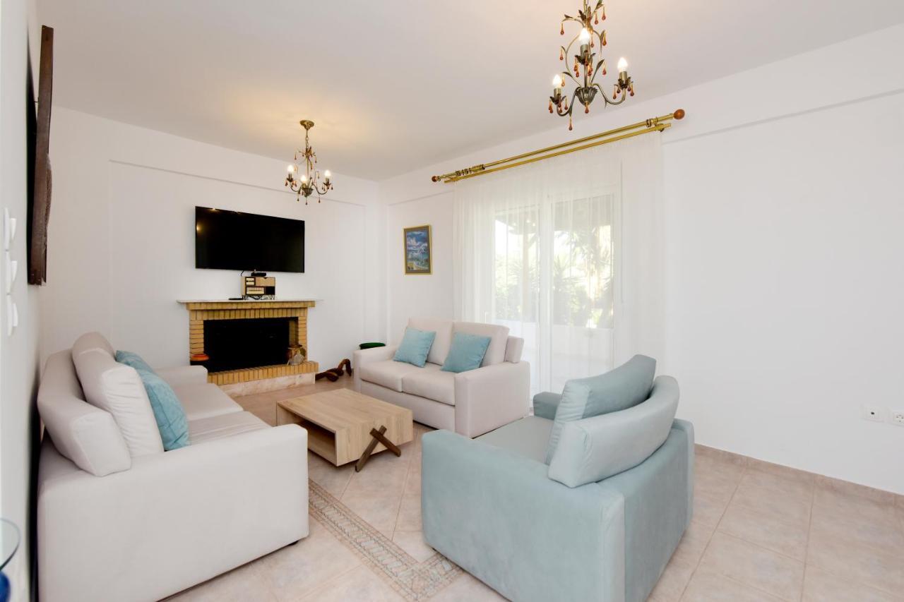 Villa Irilena - 4Bdr Beach House เกนนาดี ภายนอก รูปภาพ