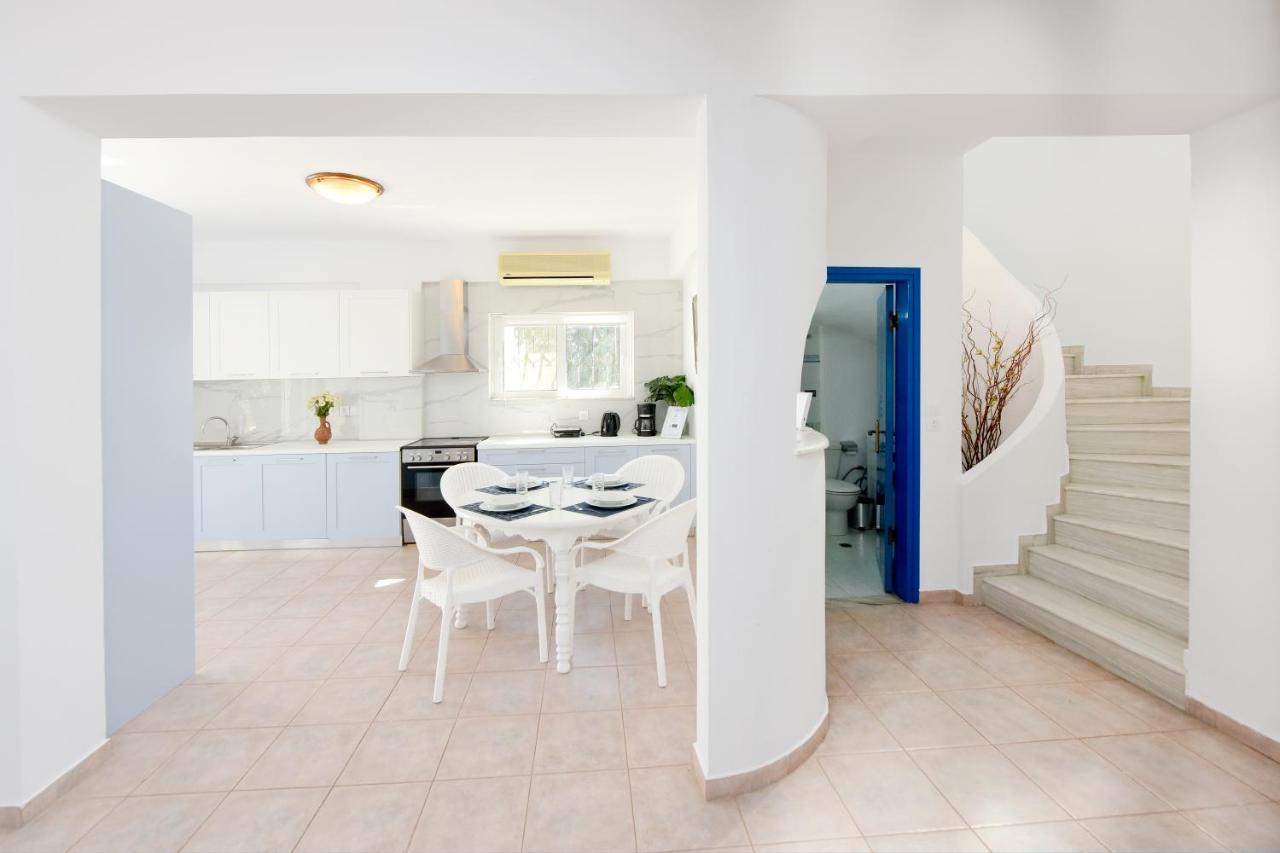 Villa Irilena - 4Bdr Beach House เกนนาดี ภายนอก รูปภาพ